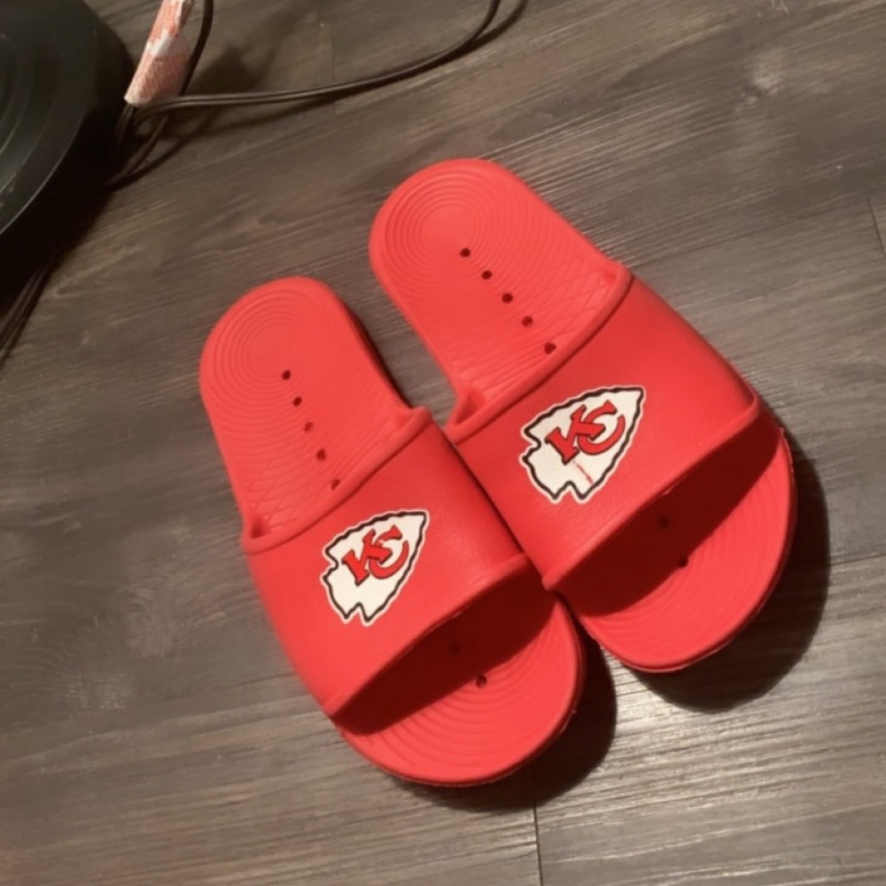 I’m selling these Chiefs slides for 10.00$ only!